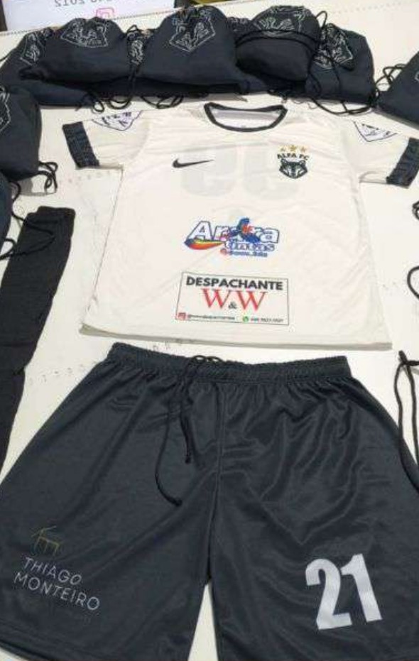 Kit Completo Personalizado – Camiseta, Bermuda, Meia e Sacochila